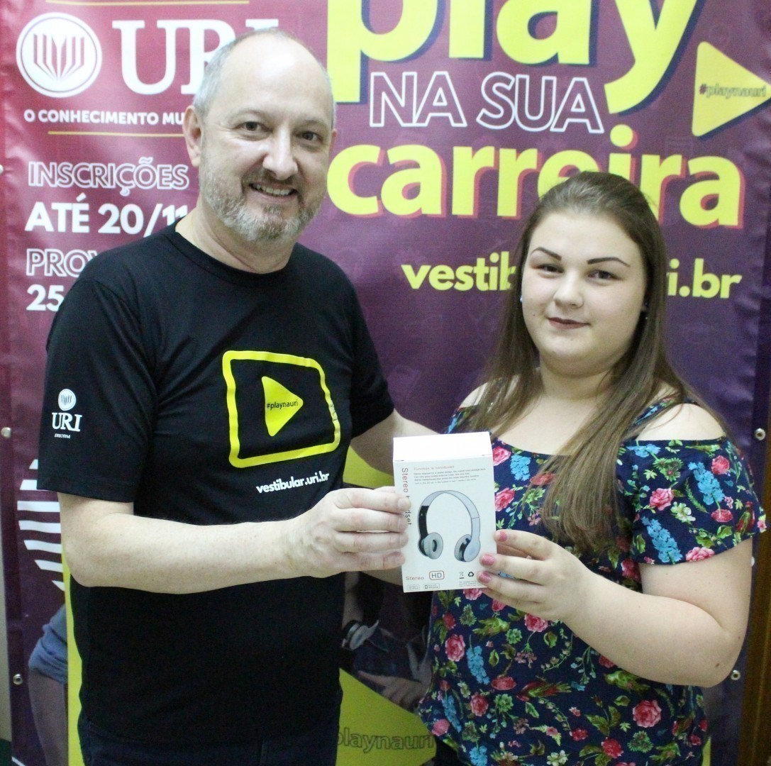 Fernanda Dariva recebeu dois fones de ouvido por indicar seis amigos para o Vestibular