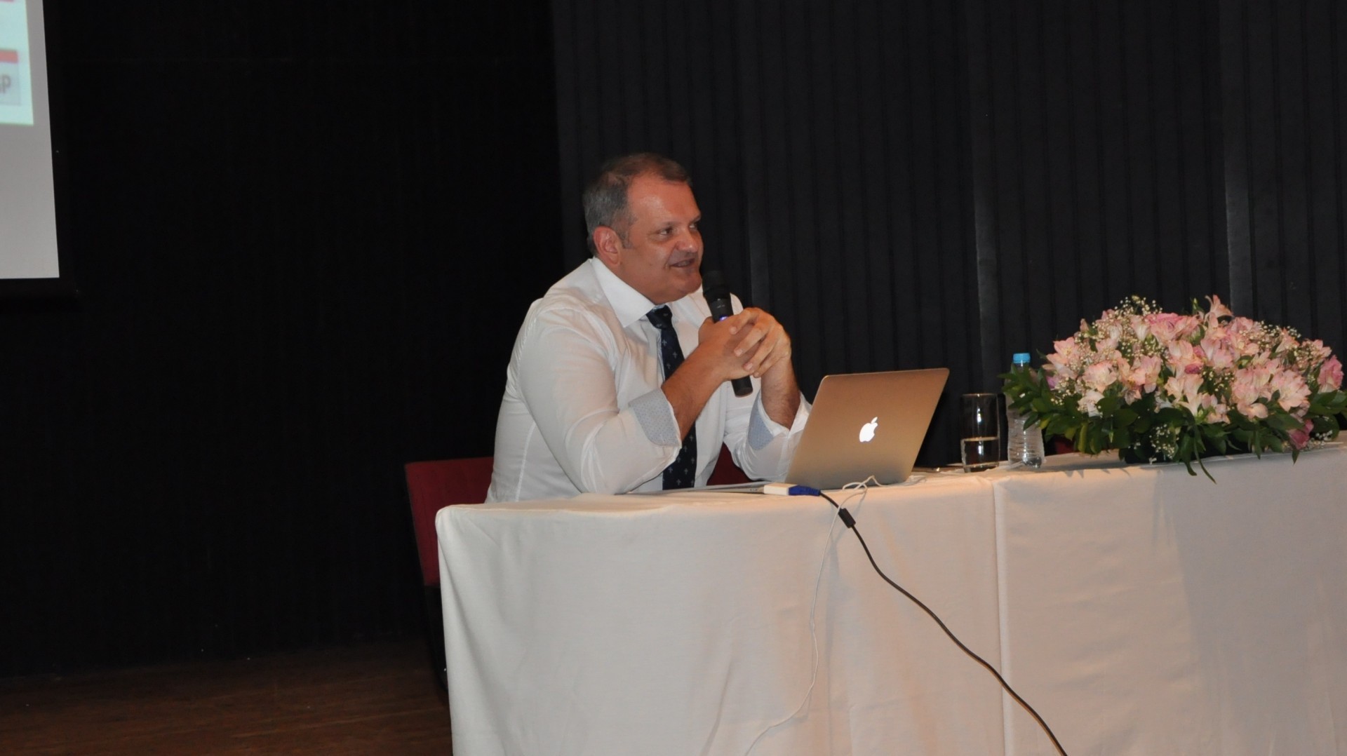 Professor Denizar da Silva Melo, da PUCRS, falou dos marcos regulatrios de avaliao     
