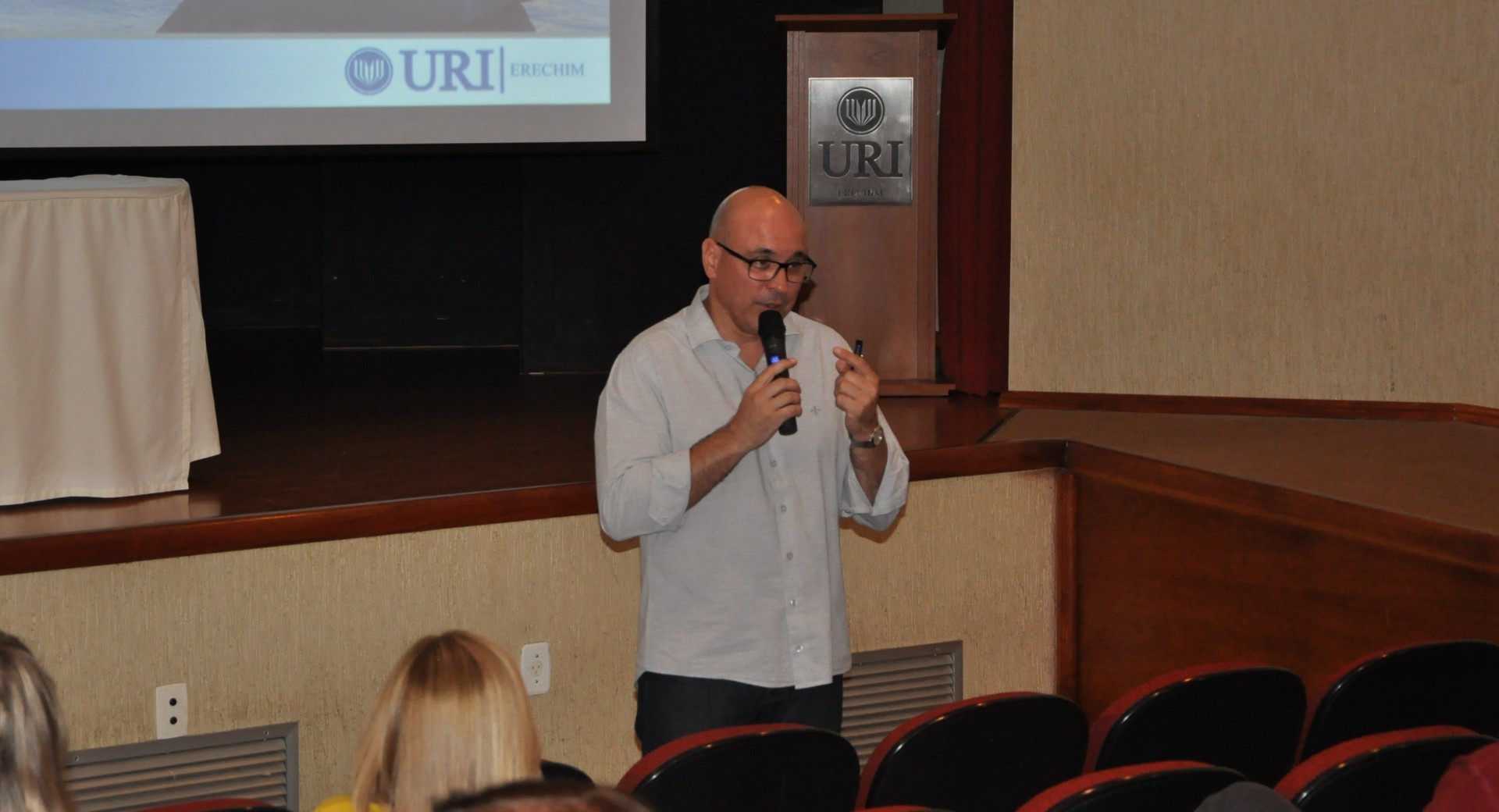 Endomarketing foi o tema apresentado pelo professor Roberto Herrera Arbo, da FEEVALE