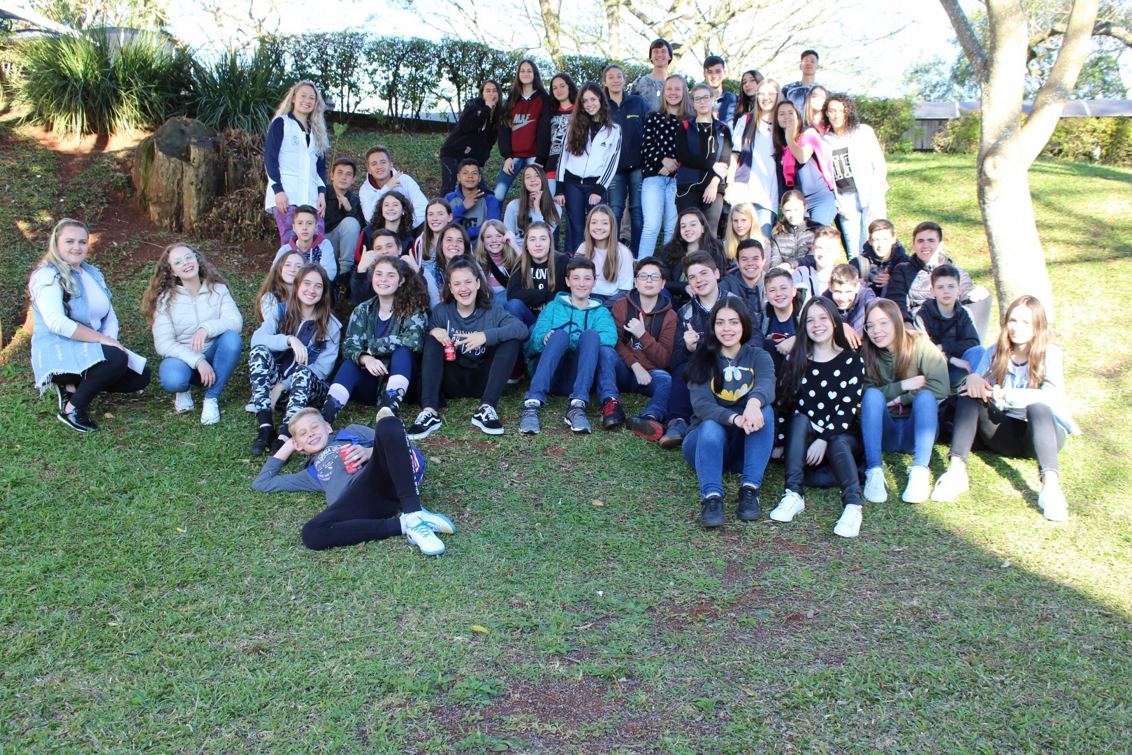 Grupo de alunos do Colgio Mantovani com as professoras residentes de Cincias Biolgicas 