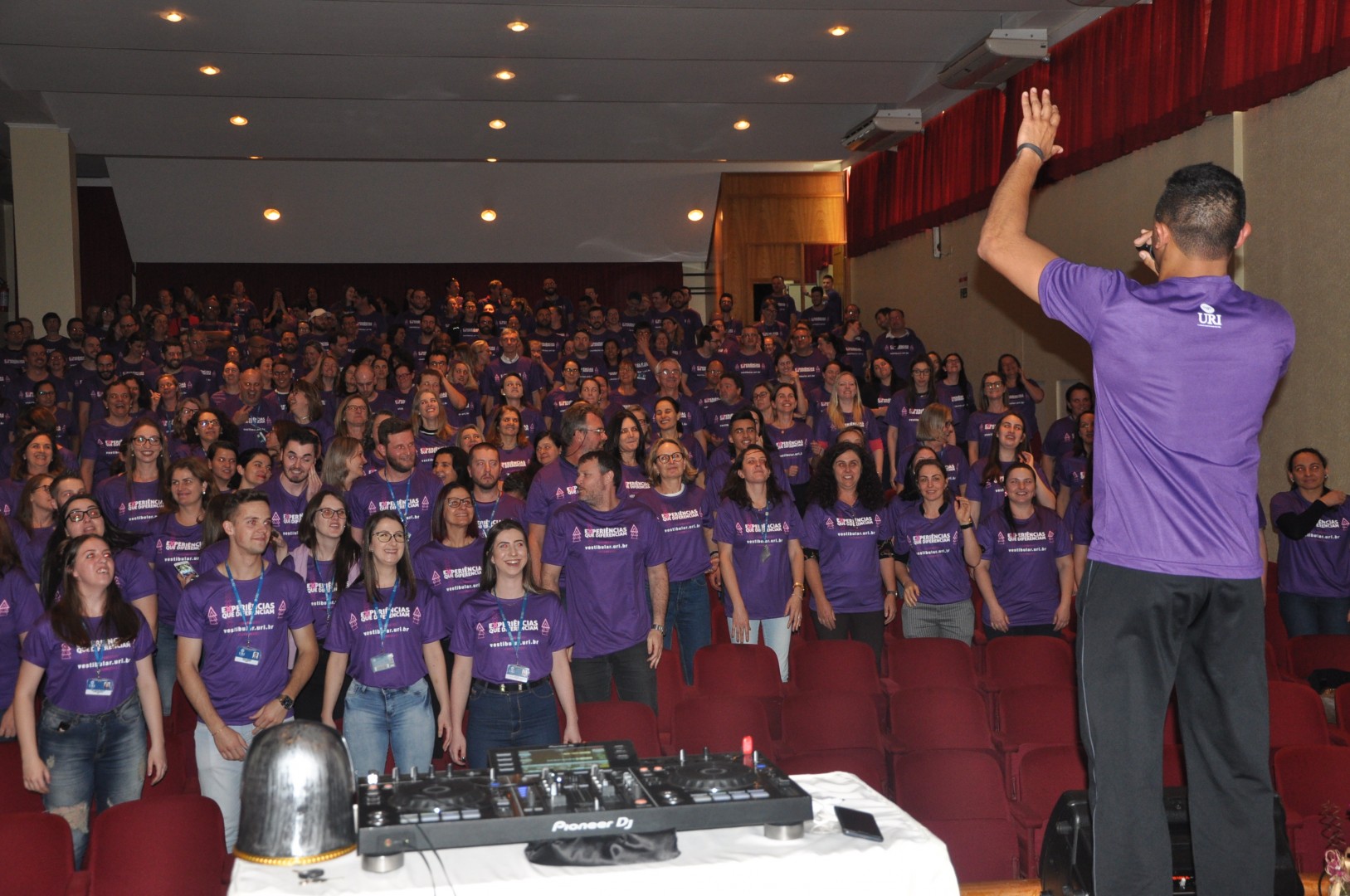 DJ Mateus Venturin animou a plateia que lotou o Salo de Atos