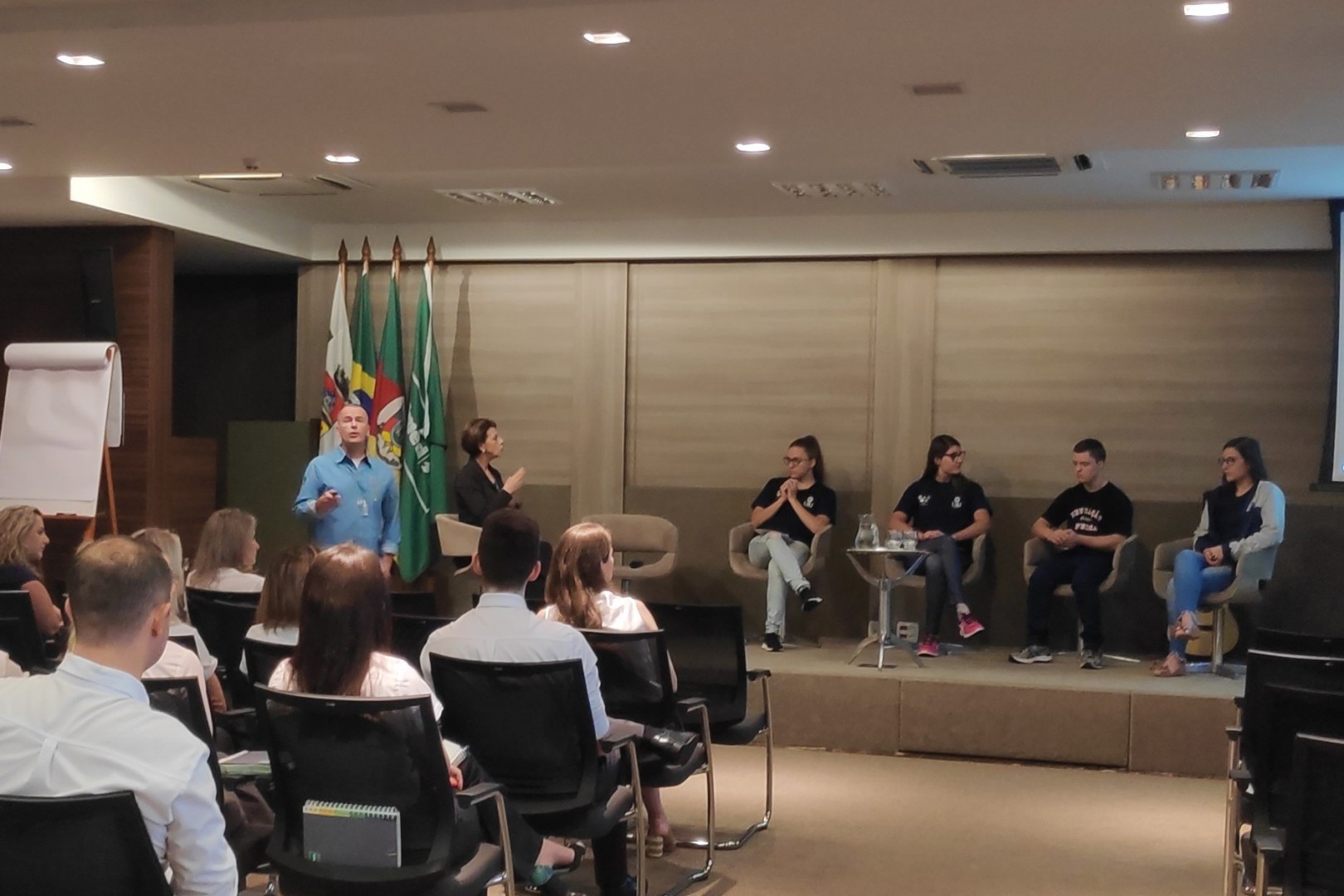 Professor Jos Luis Dalla Costa apresentou integrantes da palestra SuperAo Olmpica