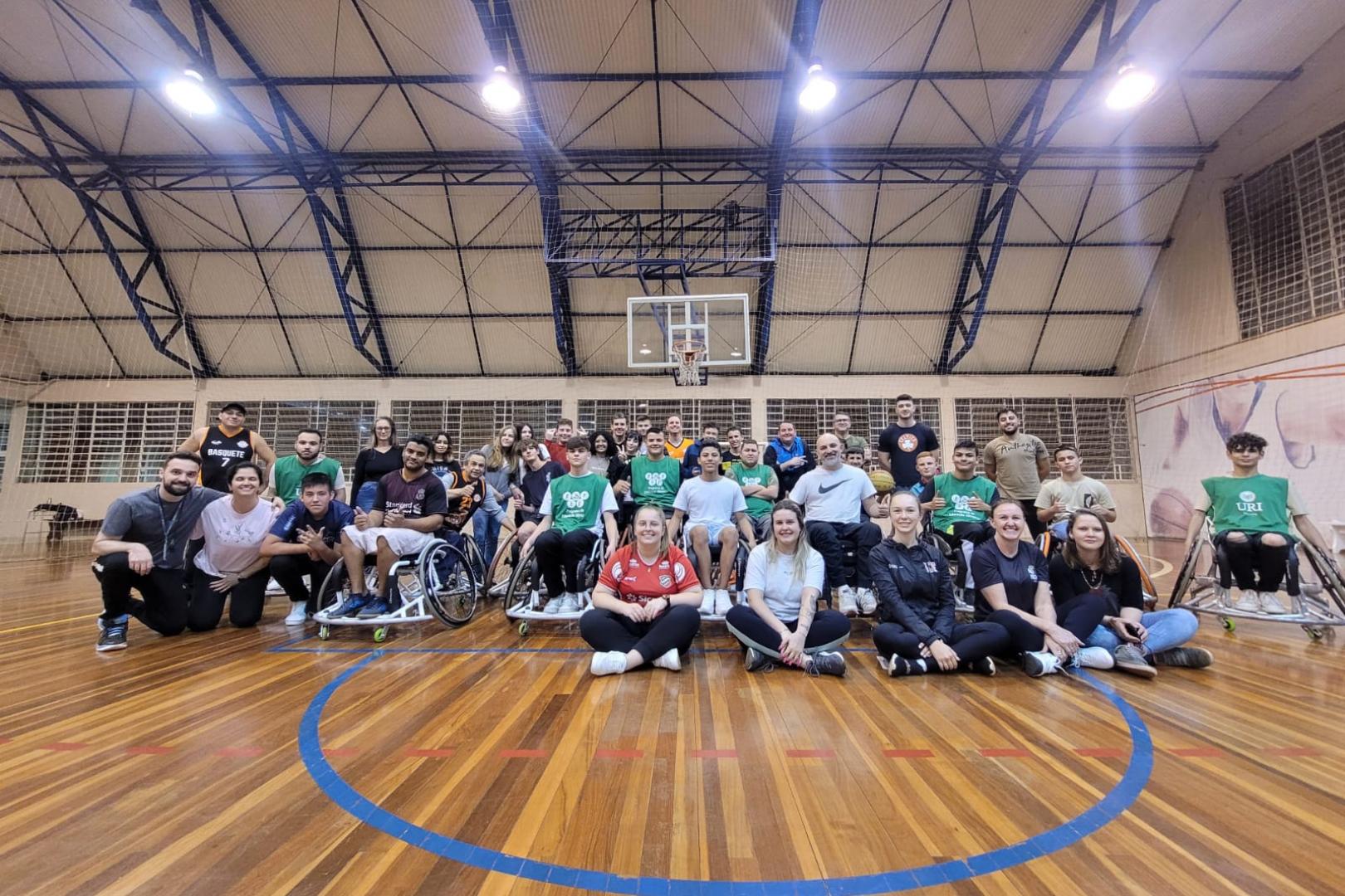 Integrantes da equipe de basquetebol em cadeiras de rodas com alunos do Curso de Educao Fsica 