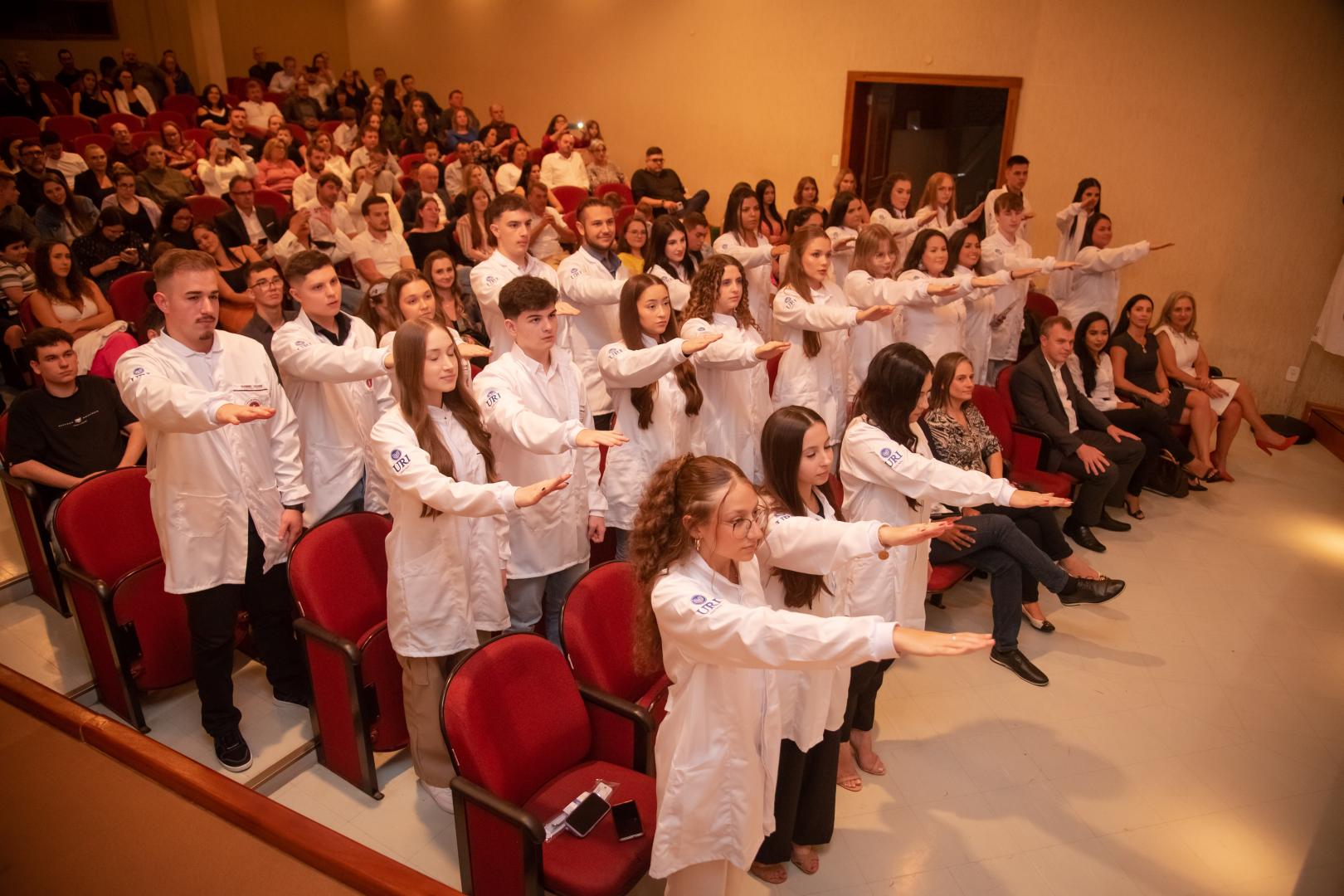 Os alunos fizeram o juramento do Curso de Odontologia, comprometendo-se publicamente a exercer a profisso com dignidade, tica e respeito