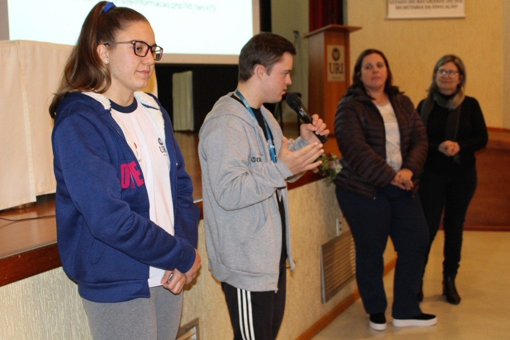 Estudantes e professores relataram suas experiências durante o Seminário