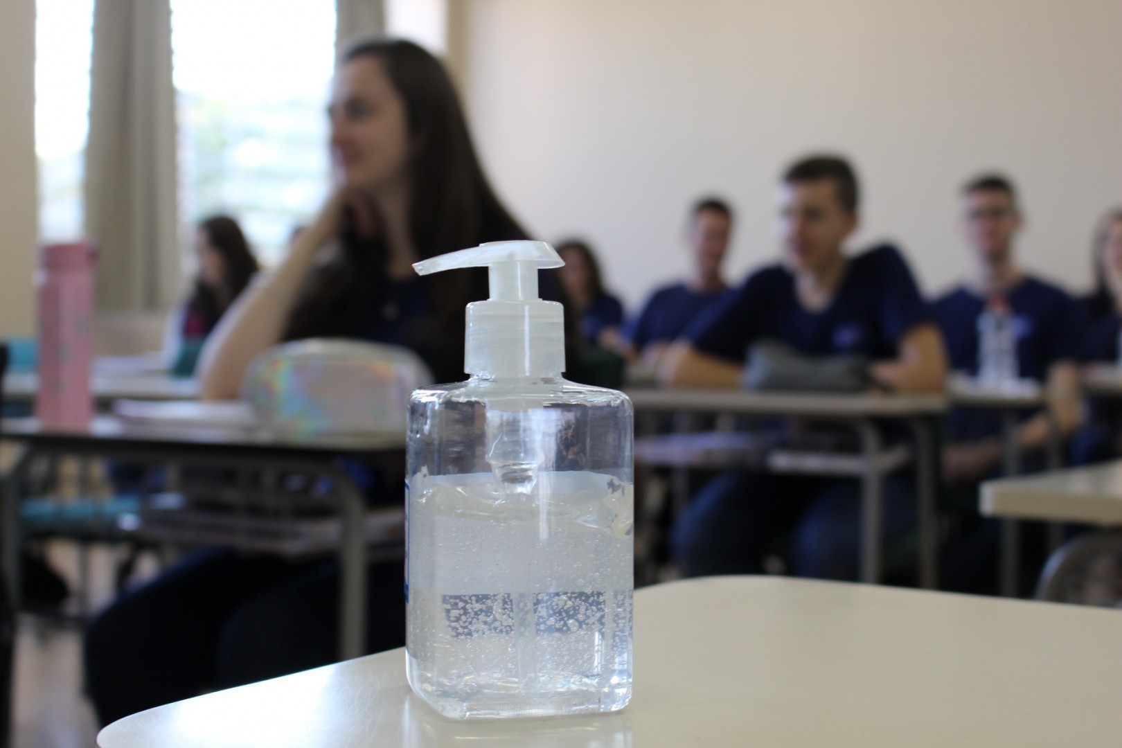 Escola já vem adotando medidas de prevenção como o álcool gel em todas as salas de aula 