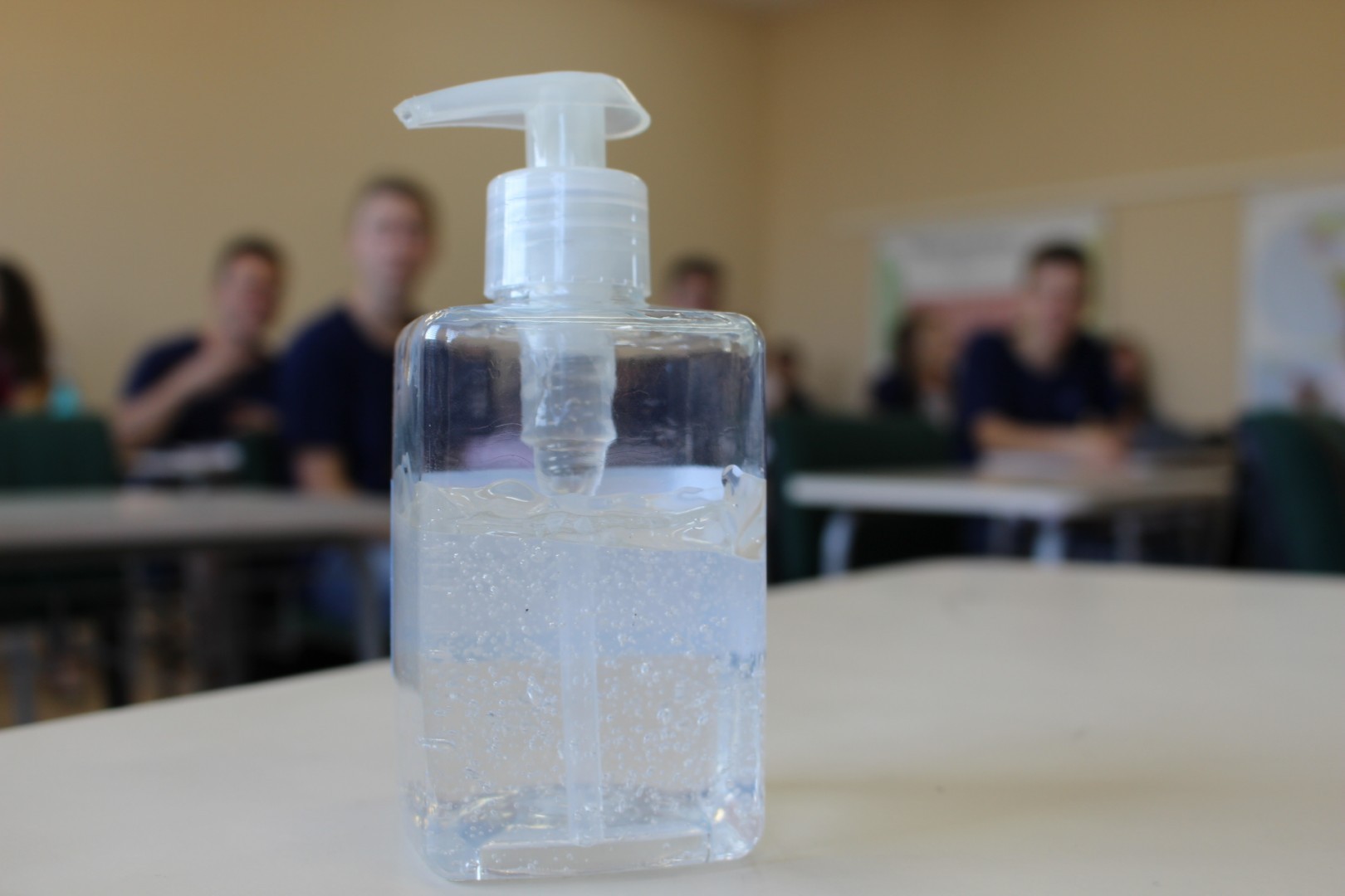 Escola já vem adotando medidas de prevenção como o álcool gel em todas as salas de aula 