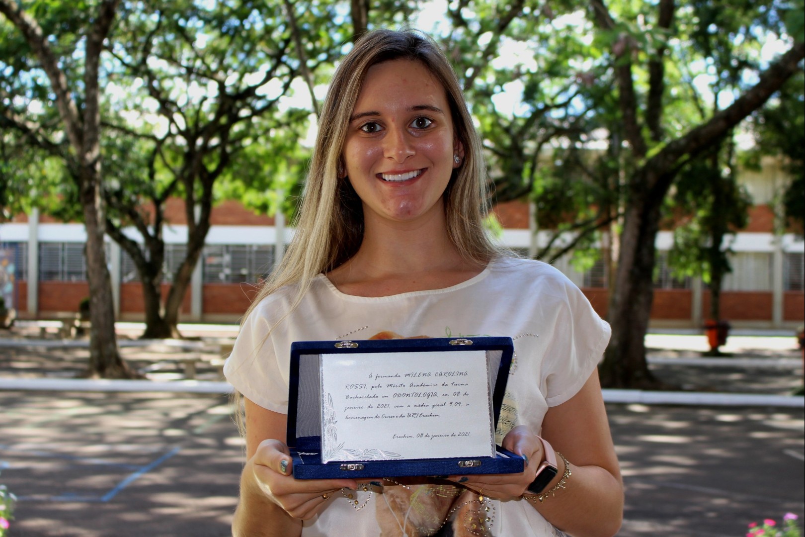 Milena Carolina Rossi, do Curso de Odontologia, com a mdia geral 9,04, colou grau no dia 08 de janeiro
