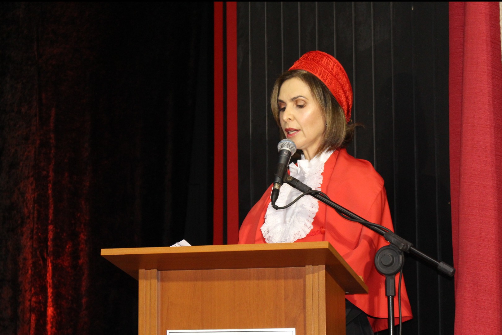 Professora Giana saudou diplomados em nome da paraninfa 