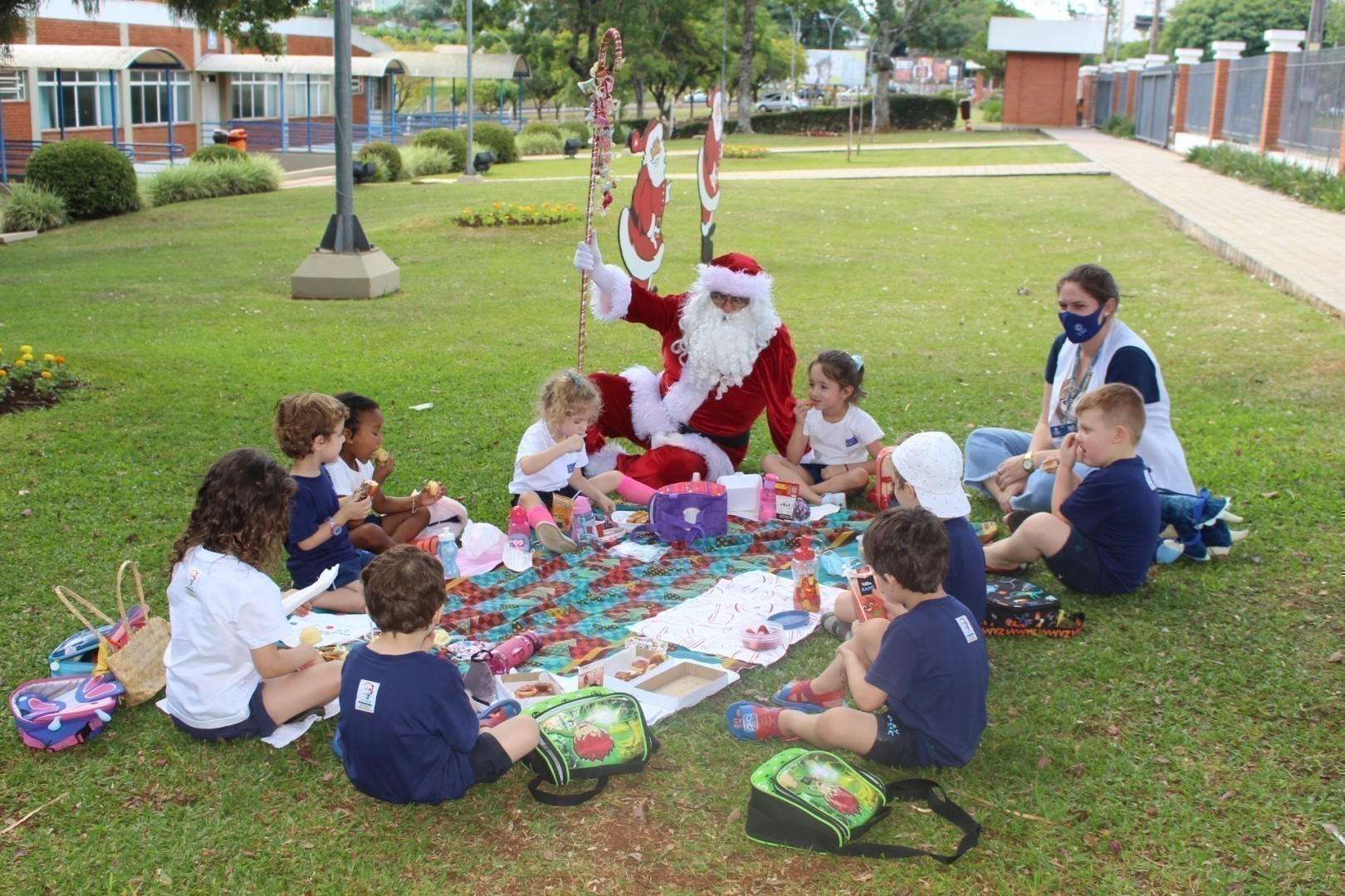 Papai Noel também participou do piquenique com algumas crianças 