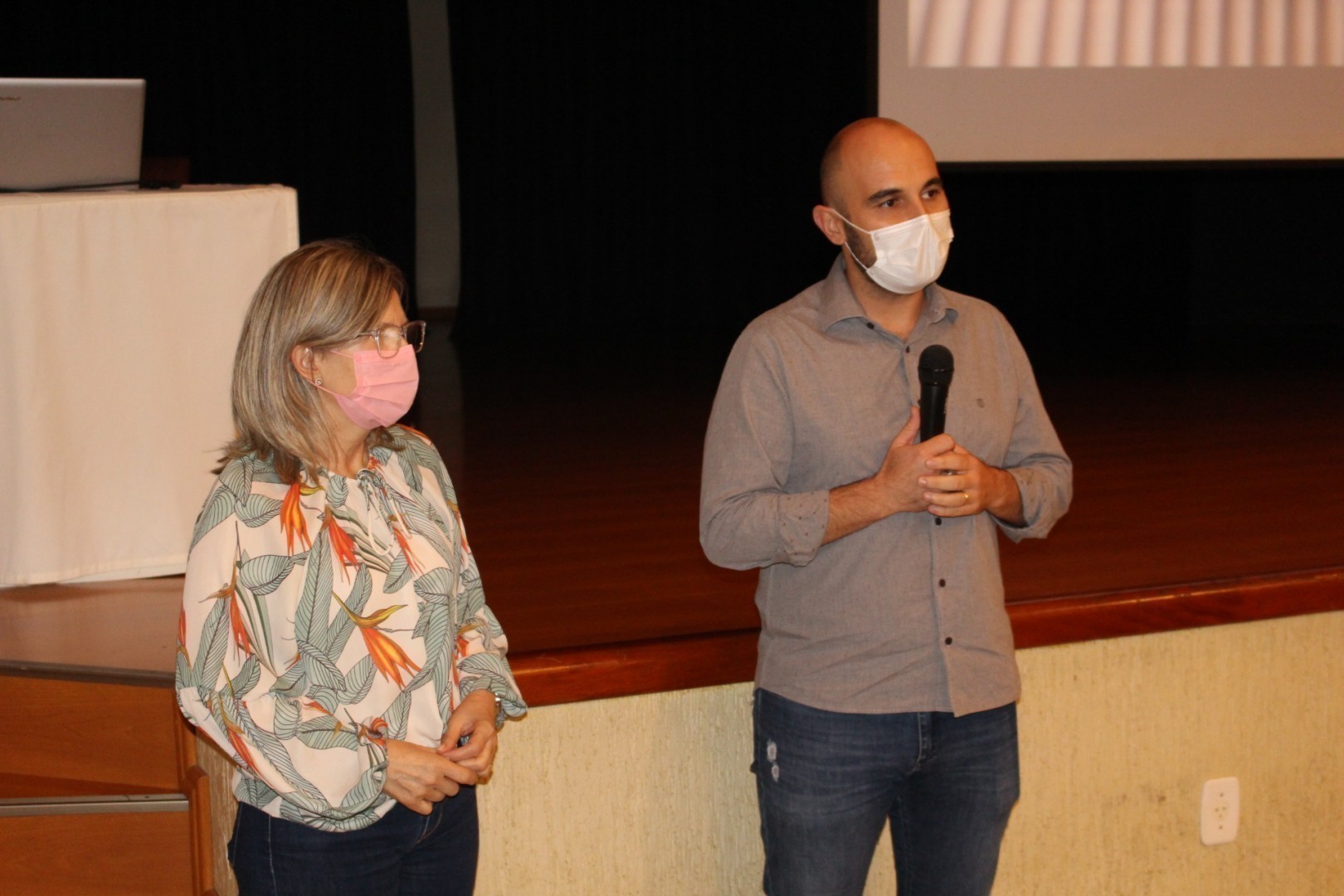 Professores Felipe Biasus e Jaqueline Enricone deram as boas-vindas aos estudantes
