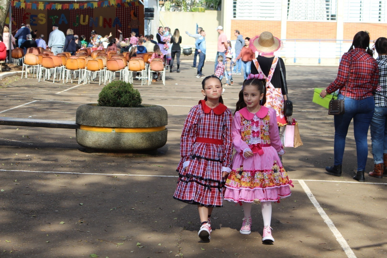 Crianças caracterizadas deram mais cores à Festa     