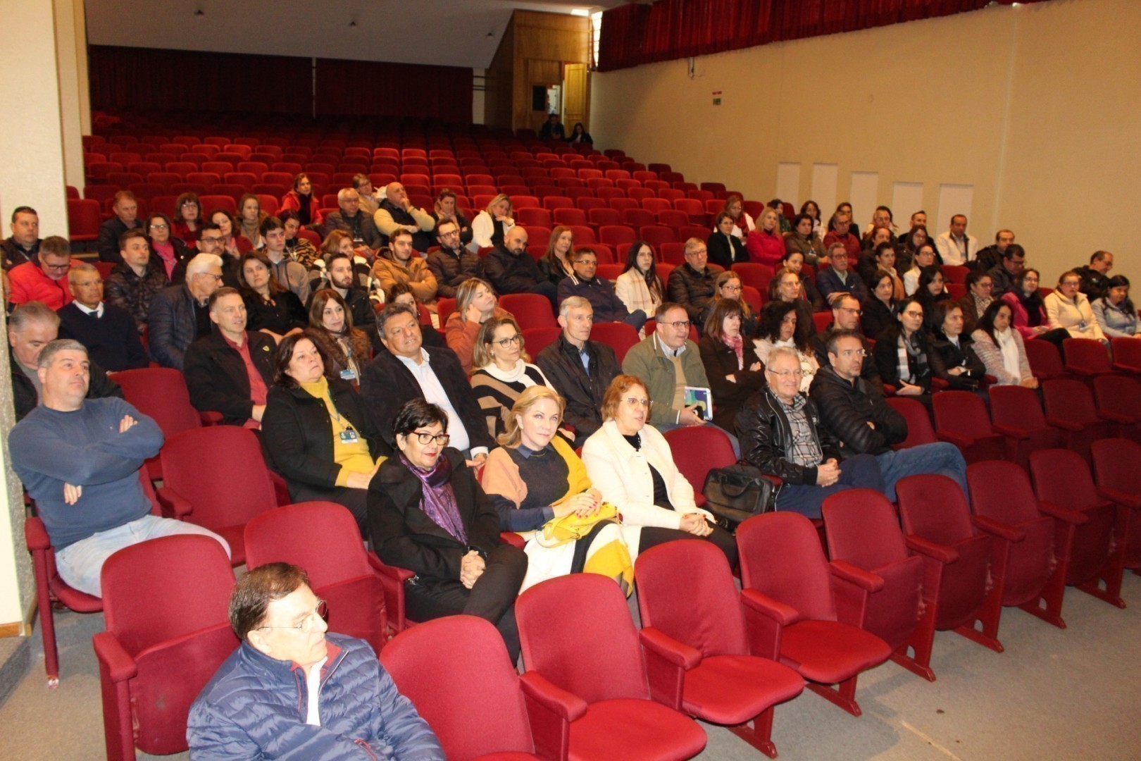 Lideranças acadêmicas da URI Erechim estiveram reunidas no Salão de Atos para o lançamento do concurso