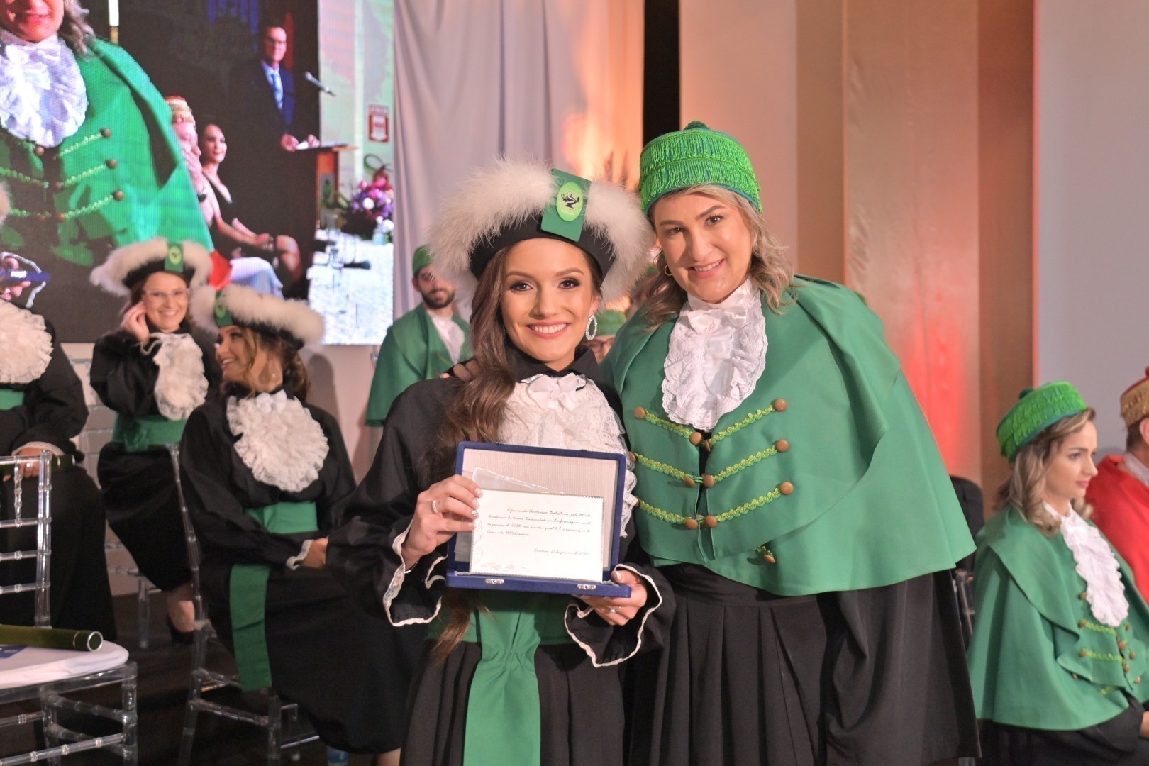 Andressa Balestrin foi homenageada com o Mérito Acadêmico (fotos Top Formaturas)