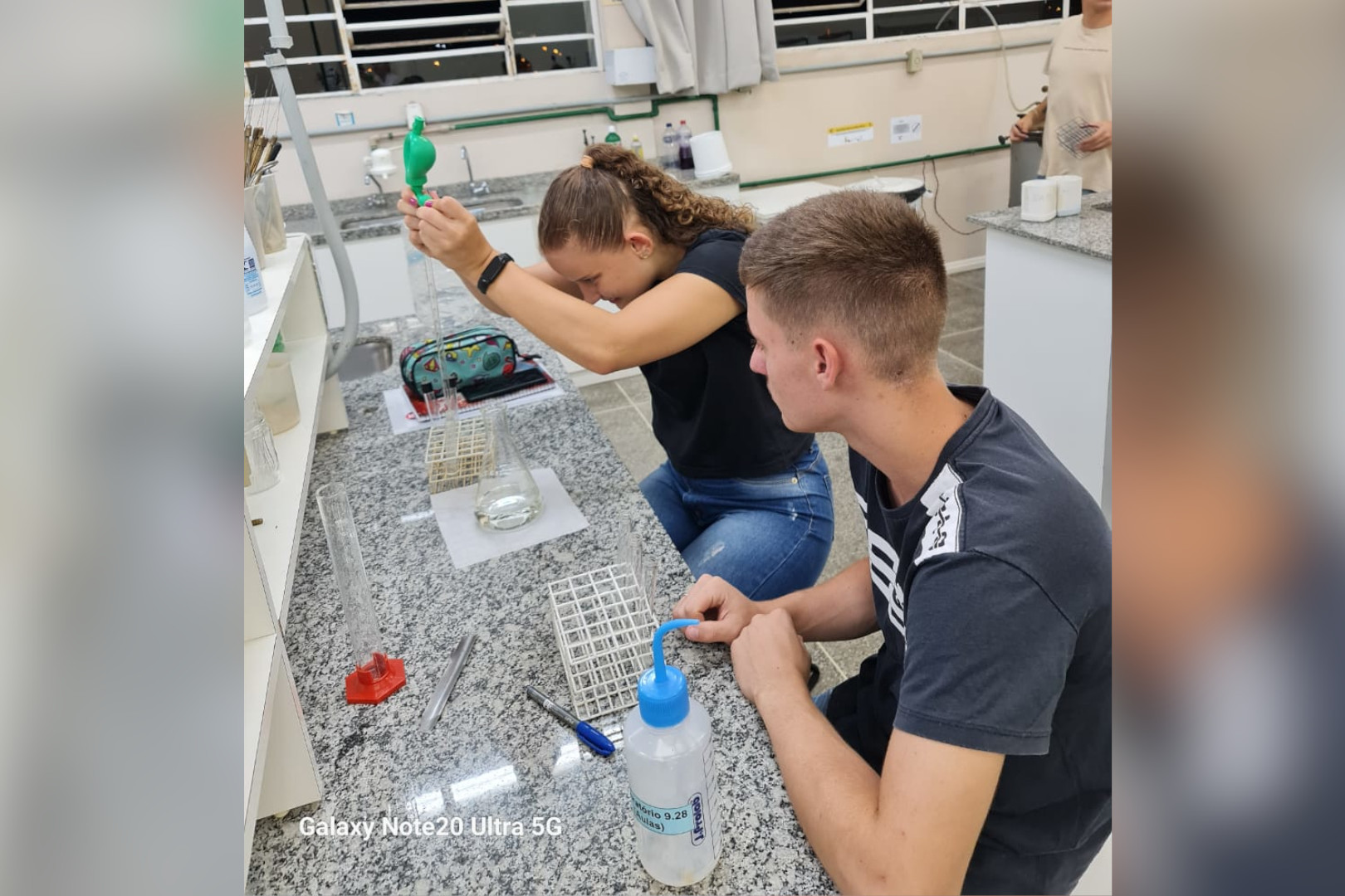 Estudantes do Curso Tecnlogo em Gastronomia manuseando vidrarias e preparando materiais para anlises microbiolgicas em laboratrio