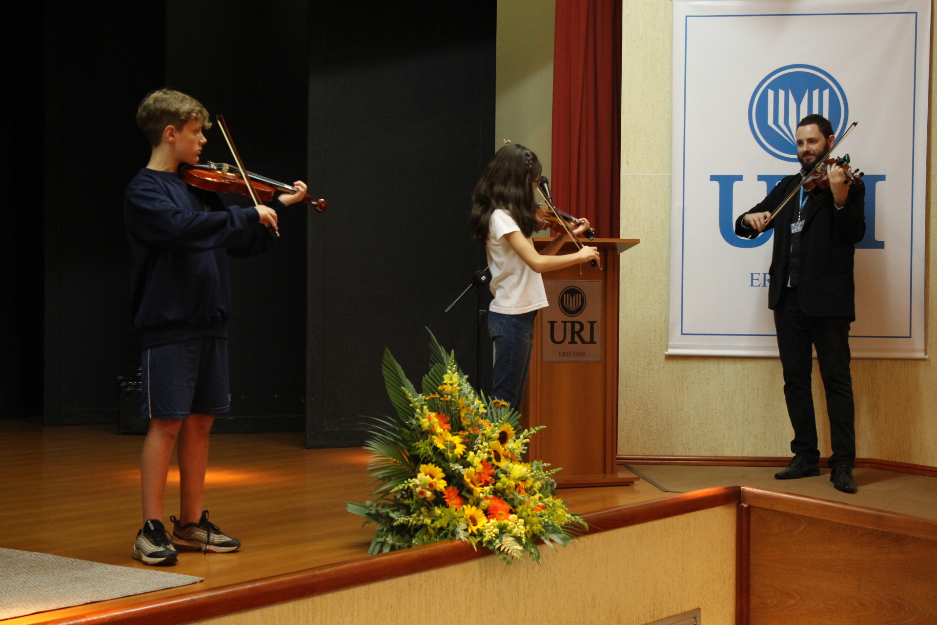 Momento cultural foi proporcionado pelo professor Murilo Andreola e seus alunos Eduardo Bonafin e Marina Stankoski 