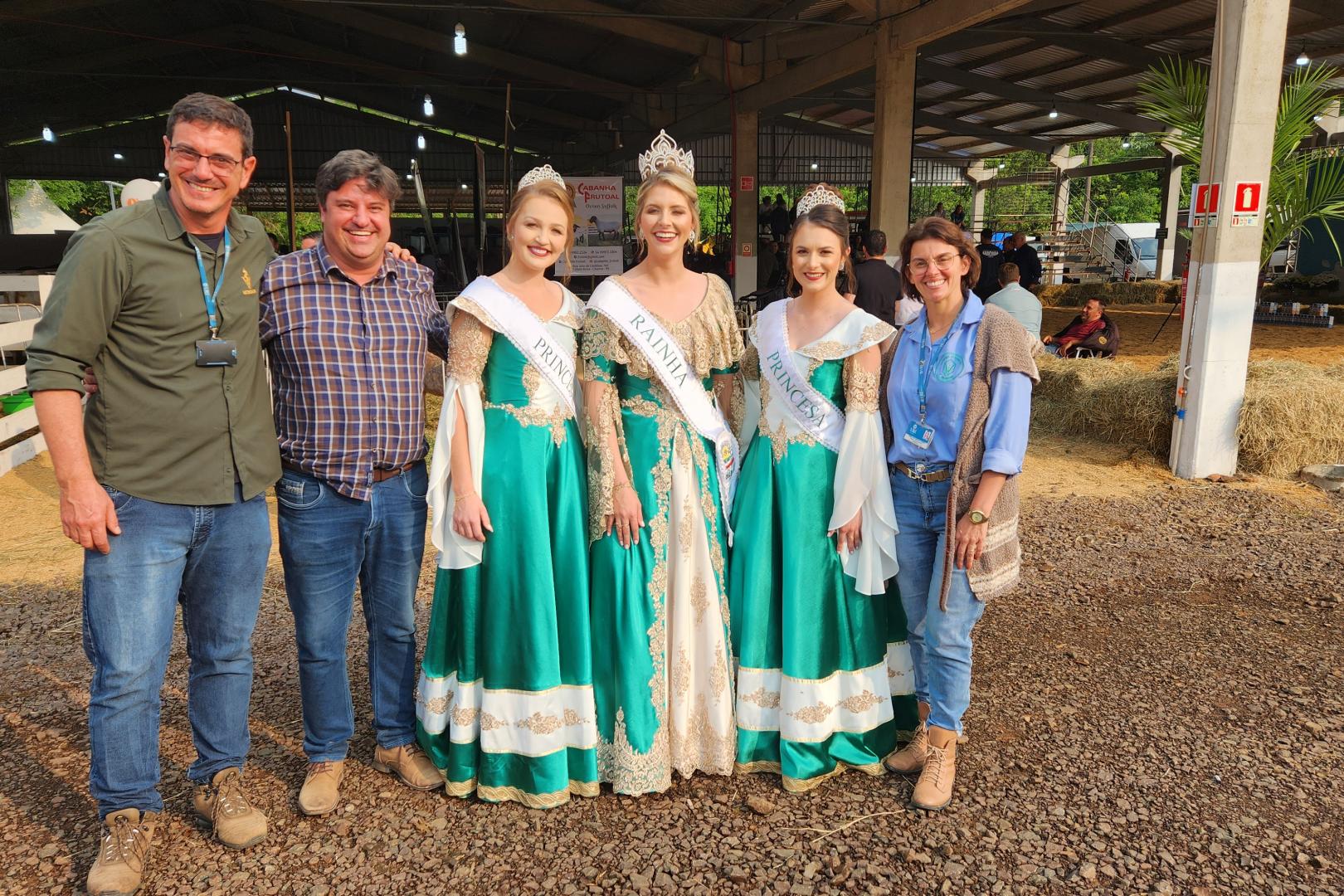 Rainha Gabriela Baioco, com professor Rodrigo Grando, criador de ovinos, Alexander Olivo, princesas e a professora Daniela dos Santos 